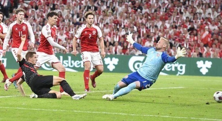 Pasalic, por entre as pernas de Schmeichel, gol da Croácia, 1 X 0