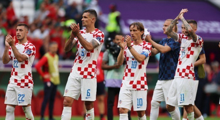 Jogadores croatas agradecem apoio da torcida após o final da partida contra Marrocos
