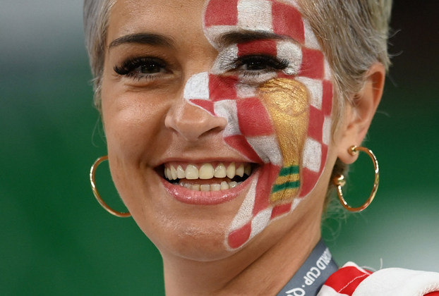 Os torcedores estão empolgados no Cidade da Educação. Essa croata já pintou logo a taça do Mundial no rosto