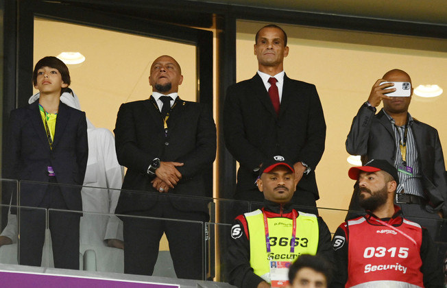 Carregou aí? Os campeões do mundo Roberto Carlos e Rivaldo assistem ao jogo diretamente do camarote em Doha