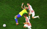 Só assim para ele! Jogadores da Croácia seguraram o camisa 10 do Brasil para evitar contra-ataque da seleção brasileira