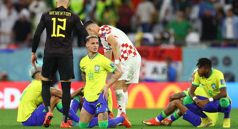 Brasileiros choraram em campo pela eliminação para a Croácia na Copa 2022