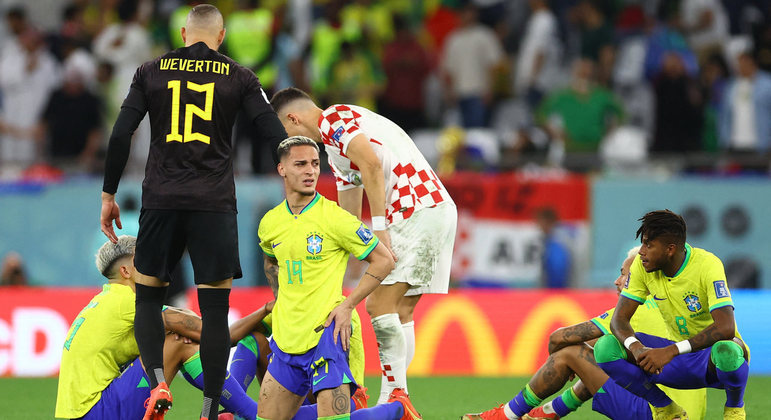 Brasileiros choraram em campo a eliminação para a Croácia na Copa 2022