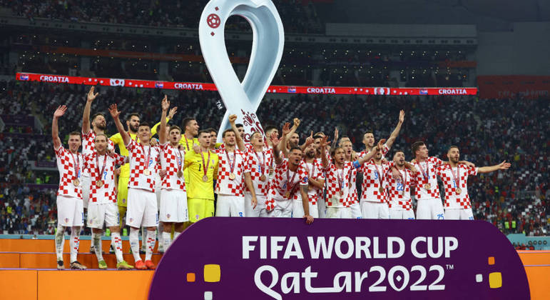 Jogadores da Croácia vão ao pódio após a conquista do terceiro lugar na Copa