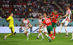 Dari cabeceia para marcar o gol de empate de Marrocos na partida