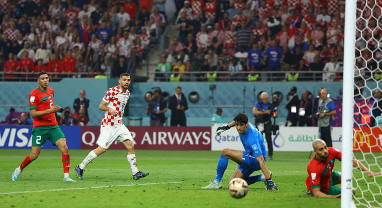 Bola de Kovacic passa pertinho do gol de Marrocos