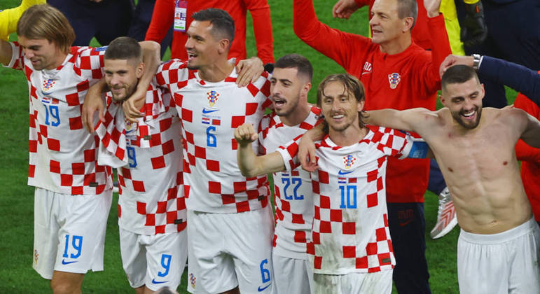 Modric comemora com os companheiros o terceiro lugar da Croácia na Copa do Mundo