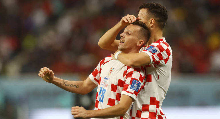 Orsic comemora com Perisic o segundo gol da Croácia na partida