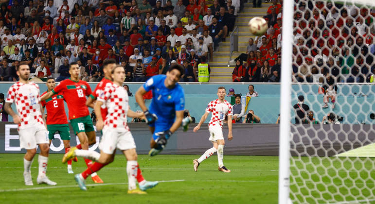 Orsic acerta o ângulo e põe a Croácia de novo na frente do marcador