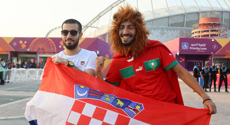 Torcedores de Croácia e Marrocos vão juntos ao estádio acompanhar a disputa do terceiro lugar da Copa