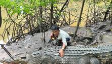Há 26 anos, pescador é amigo de crocodilo gigante e ameaçador: 'Trato como minha própria filha'