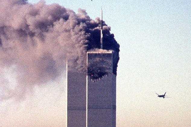08h46 - O primeiro aviãoO voo 11 da American Airlines, um Boeing 767 que decolou em Boston com destino a Los Angeles com 92 pessoas a bordo - inclusive cinco jihadistas -, se choca a 790 km/h contra a torre norte do World Trade Center 