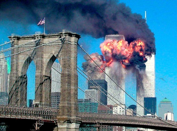 Em 11 de setembro de 2001, em menos de duas horas, as torres gêmeas do World Trade Center foram reduzidas a uma montanha de pó e aço incandescente, o Pentágono ficou destruído e quase 3 mil pessoas perderam a vida
