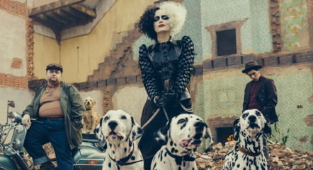 Paul Walter Hauser, Emma Stone e Joel Fry em cena do live-action 'Cruella'