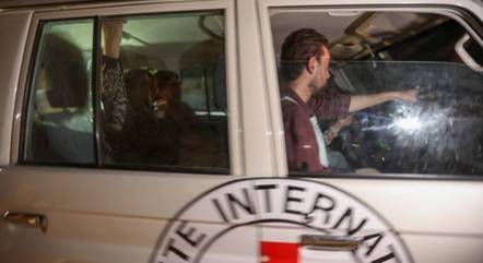 Carro da Cruz Vermelha transporta reféns que foram libertados após mais de 50 dias em cativeiros em Gaza
