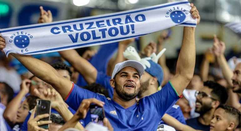 Torcida do Cruzeiro empolgada com a volta para a Série A, em 2022. Bastidores lutam por só três rebaixados