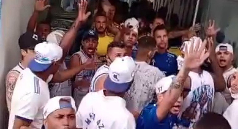 Fábio cercado por membros da Máfia Azul. Torcida organizada invadiu a concentração do Cruzeiro