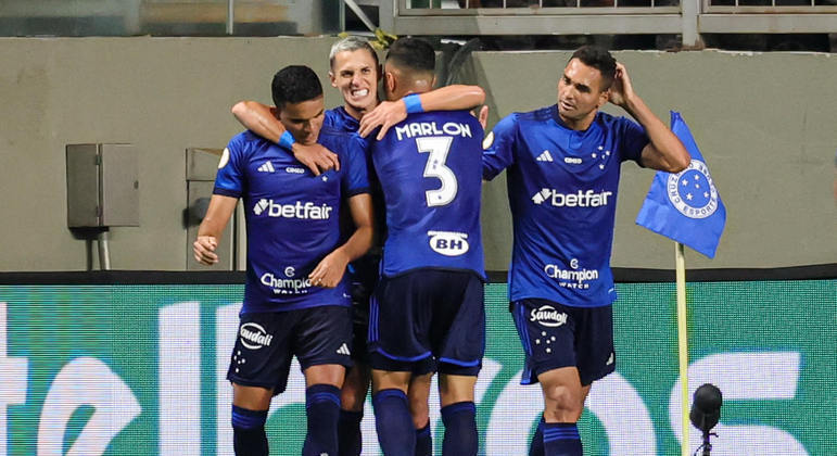 Jogadores do Cruzeiro comemoram gol sobre o Grêmio na Arena Independência