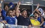 2. Cruzeiro - Ronaldo Fenômeno Desde 18 de dezembro de 2021, Ronaldo Nazário de Lima, o Fenômeno, é dono de 90% da SAF do Cruzeiro. O ex-jogador e empresário adquiriu as ações por meio de sua empresa Tara Sports. O craque desembolsou R$ 400 milhões para comprar o clube.Além do time brasileiro, Ronaldo também é dono de 51% do Real Valladolid, da Espanha