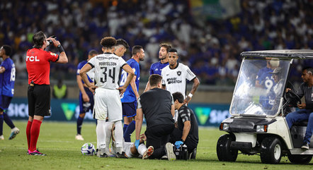 Tiquinho Soares recebe atendimento no gramado