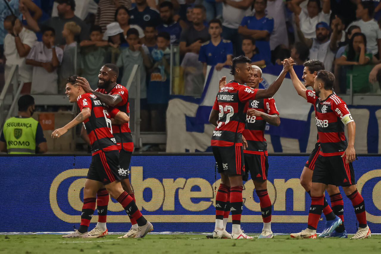 Na estreia de Tite, Flamengo vence e deixa Cruzeiro à beira do Z4