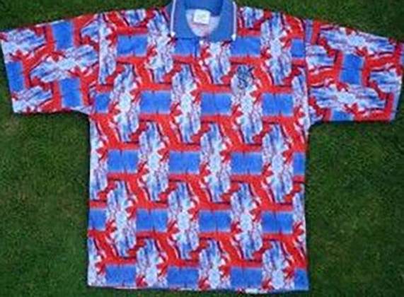 Crystal Palace - Inglaterra - Os anos 1990 tiveram essa camisa que mais parece papel de presente...