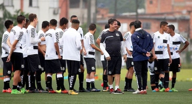 Jogadores do time sub-20 do Santos treinam no CT Meninos da Vila