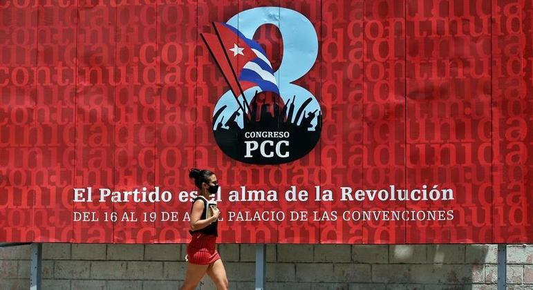 Líder do Partido Comunista, Raúl Castro, deve passar o comando para Miguel Diaz-Canel