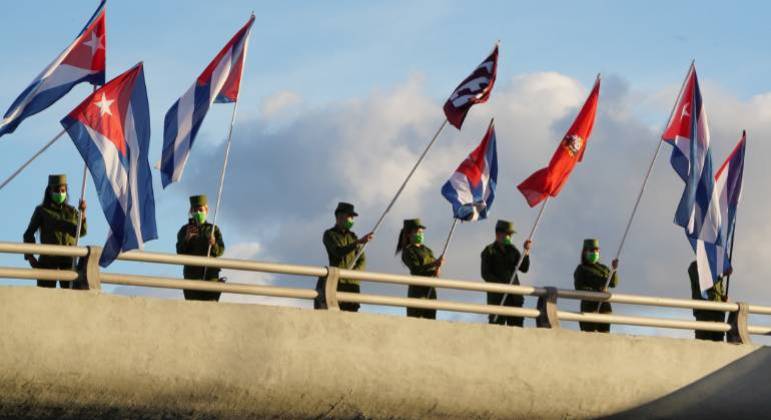 Soldados seguram bandeiras durante uma cerimônia em Havana 