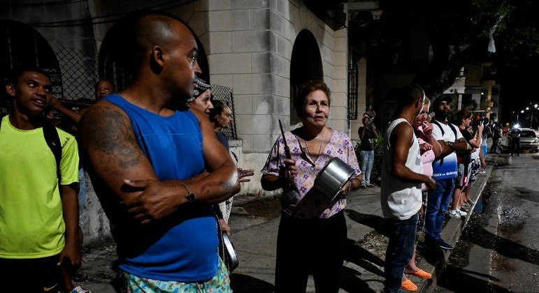 População de Cuba ocupou as ruas do país após dias sem luz nem internet por causa do furacão Ian