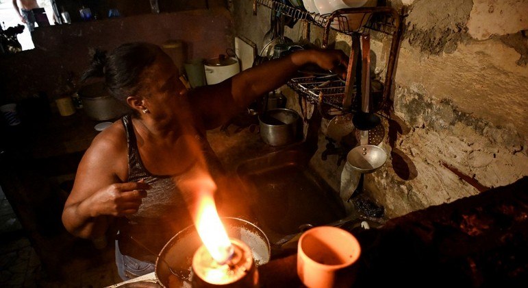 População de Cuba usa velas para suprir falta de energia elétrica em casa