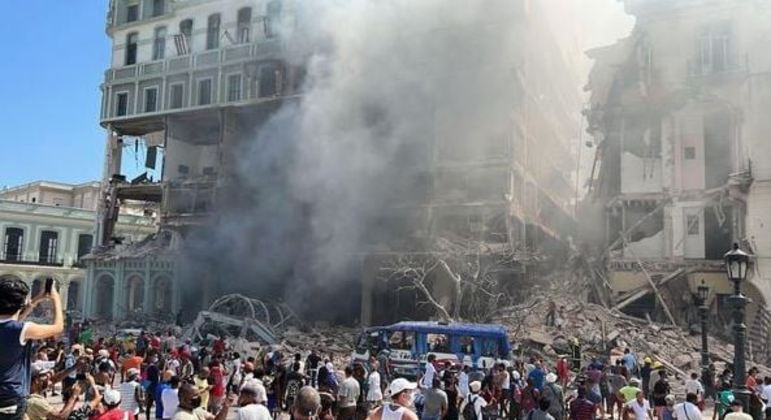 Forte explosão destruiu parte do hotel Saratoga, no centro de Havana, capital de Cuba
