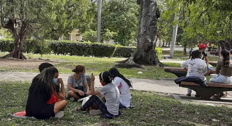 Familiares aguardam julgamento de presos durante protesto do lado de fora do tribunal
