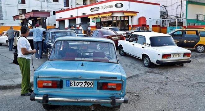 Fila em posto de gasolina em Cuba causada pelo desabastecimento