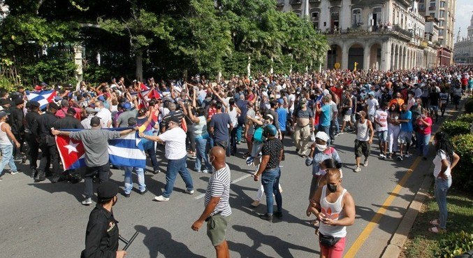 Manifestantes durante protesto contra o Governo cubano