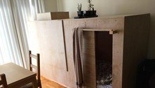 Jovem paga R$ 2.500 para morar em cubículo de madeira em apartamento de amigo