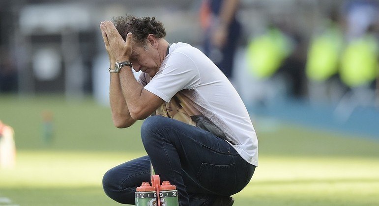 Cuca arrasado pela expulsão infantil. Não ficará mais no Santos depois do Brasileiro