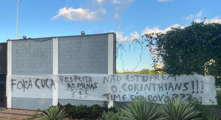 Uma das várias faixas no CT do Corinthians contra a chegada de Cuca