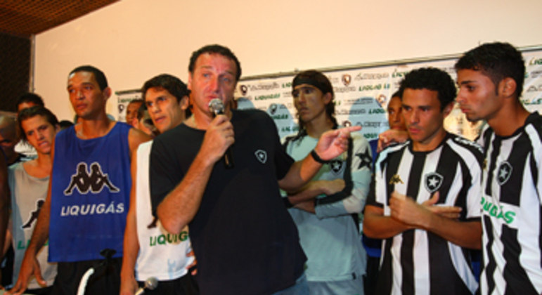 O 'chororô' de Cuca no Botafogo, em 2008. Jamais foi esquecido. E usado contra o treinador