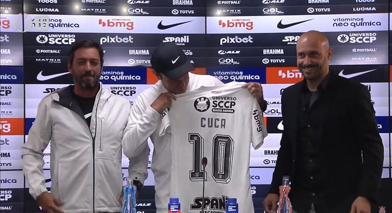 Cuca recebeu a camisa 10 do Corinthians. Ao lado do presidente Duilio e do gerente Alessandro