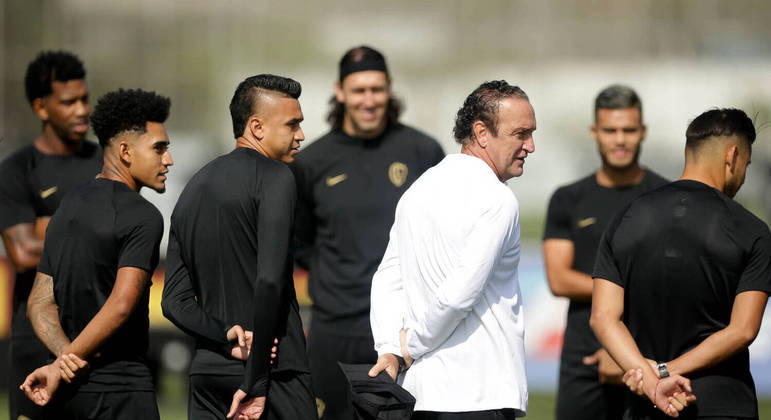 Cuca comanda treino do Corinthians no CT Joaquim Grava