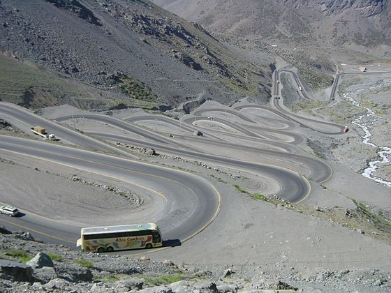 Cuesta Caracoles - Liga Santiago (Chile) a Mendoza (Argentina), com 29 curvas sinuosas, muito fechadas e sem qualquer proteção, na Cordilheira dos Andes. 
