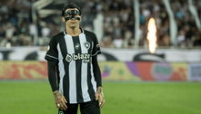 Victor Cuesta celebra grande fase com a camisa do Botafogo