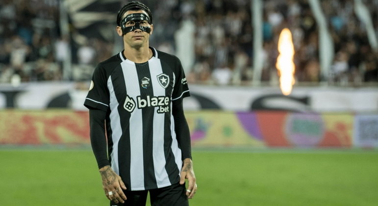 Victor Cuesta em ação pelo Botafogo no Estádio Nilton Santos
