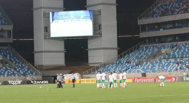 Jogadores do CuiabÃ¡ ficaram esperando o adversÃ¡rio, que nÃ£o veio Ã  campo