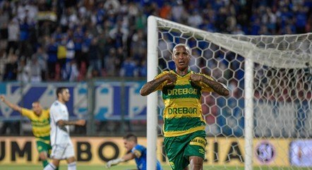 Deyverson comemora gol que deu vitória ao Cuiabá
