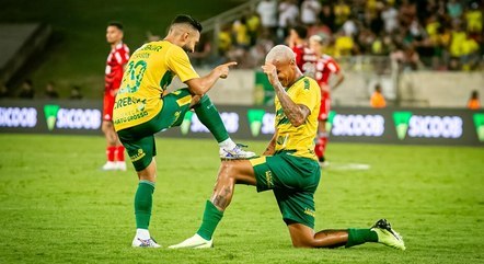 Clayson comemora gol pelo Cuiabá