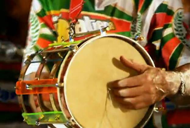 Cuíca: É um instrumento de percussão de origem africana, feito de um tambor cilíndrico com um aro de metal na parte superior. O som é produzido esfregando uma vareta de madeira ou de bambu no interior do tambor, produzindo um som áspero e sibilante.