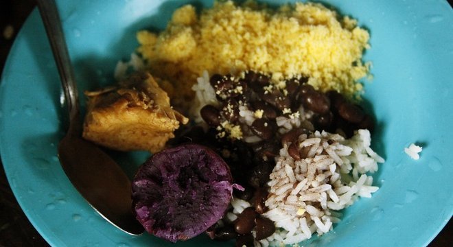 Cultivos guarani no prato: batata-doce, milho e feijão