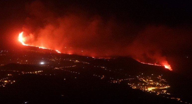 A lava produzido pelo vulcão Cumbre Vieja chega ao oceano, na praia de Los Girres, em Tazacorte